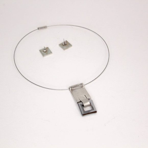 Hammered Silver Tone Matching Set of Earring and Necklace with Pendant - Picture 4 of 8